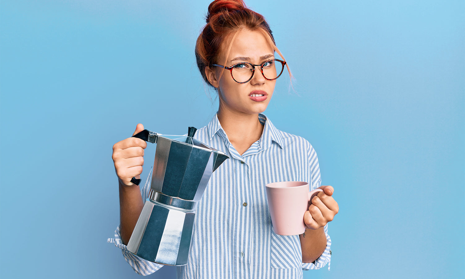 Frau guckt fragend, während die Espressokocher und Tasse in der Hand hält