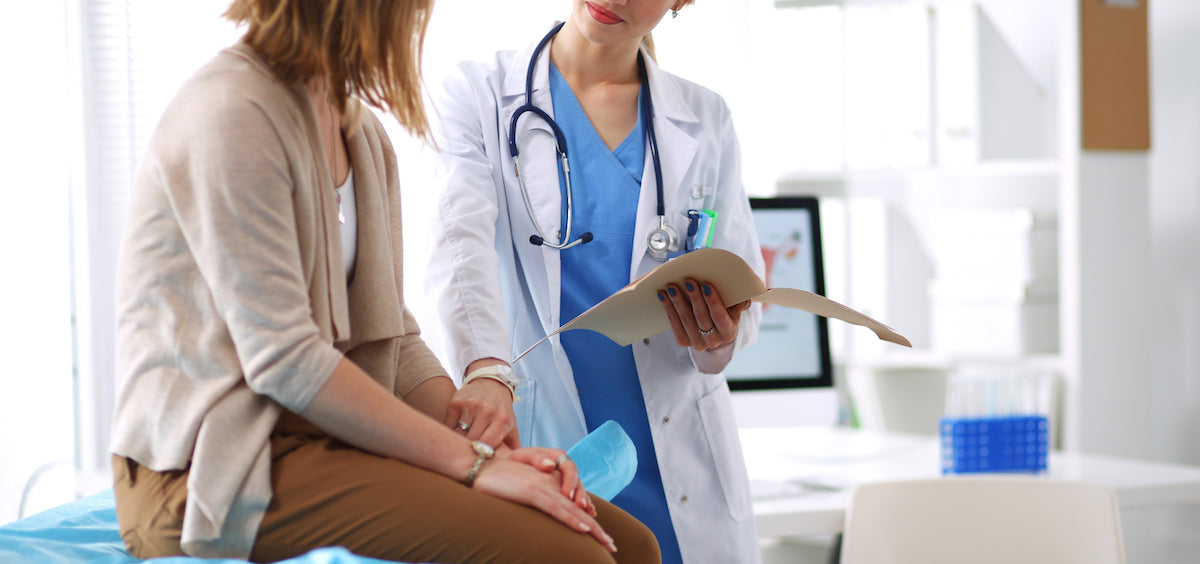 Ärztin und Patientin im Gespräch