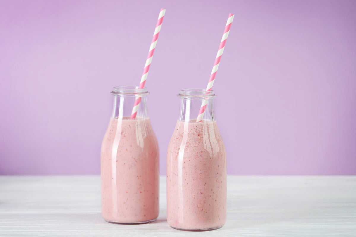 Zwei Gläser mit Proteinshake