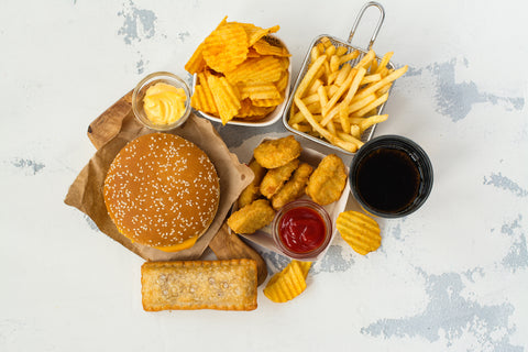 Auswahl an Fast-Food-Speisen