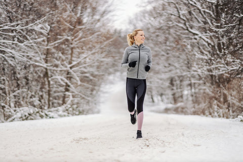 Frau joggt im Winter
