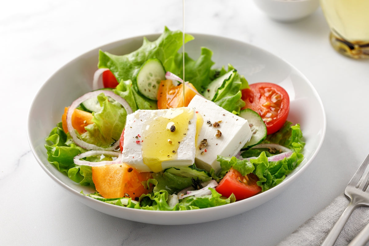 Ein Salat mit einer großen Menge Hirtenkäse