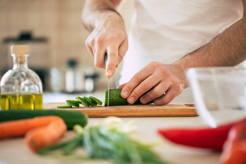 Person kocht mit frischem Gemüse