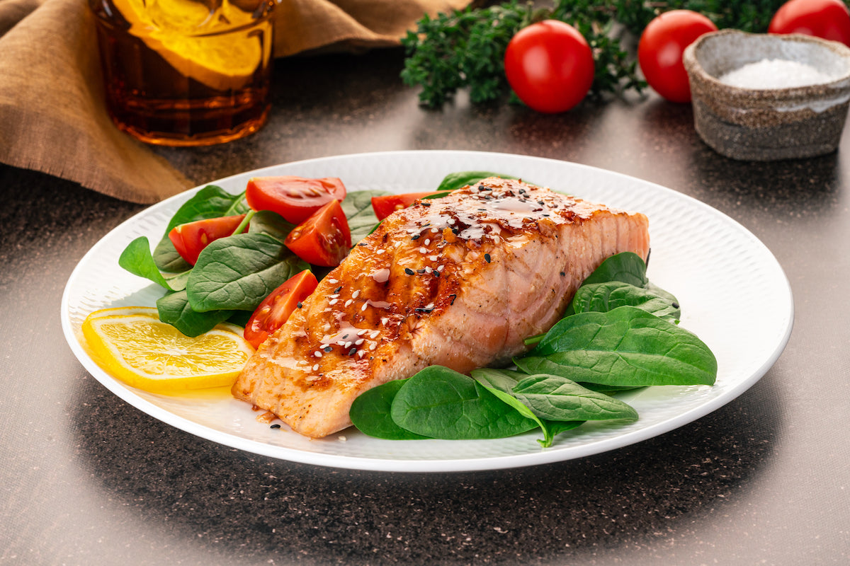 Omega-3-Fettsäuren: Eine Portion Lachs mit Gemüse auf einem Teller