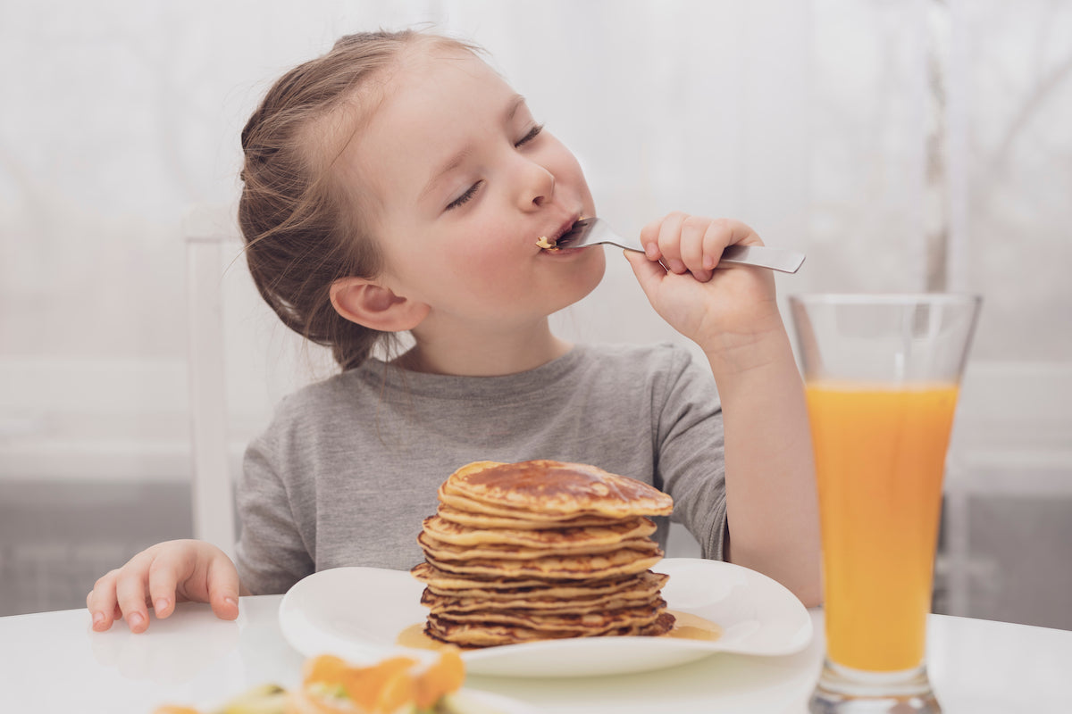 Mädchen isst Pancakes