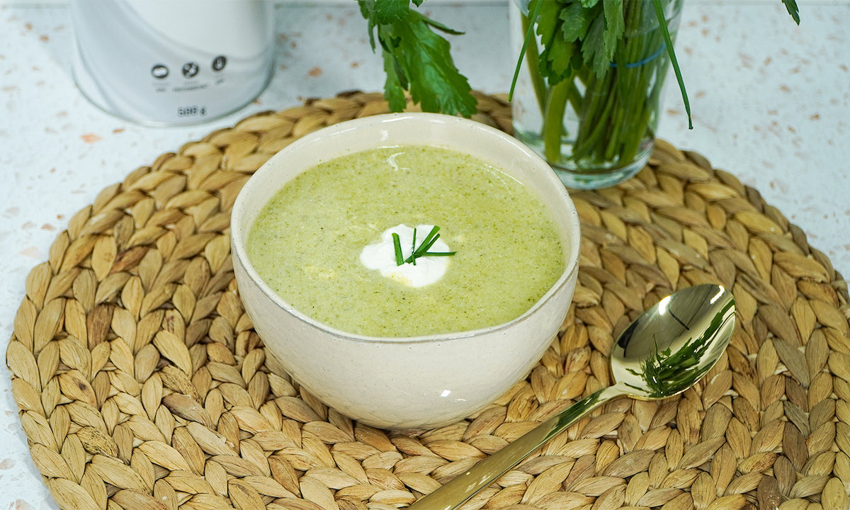 Eine Schüssel mit Brokkoli-Suppe
