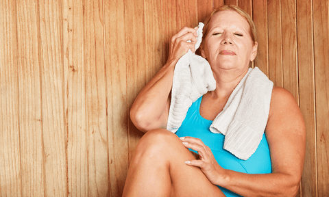 Frau schwitzt in der Sauna