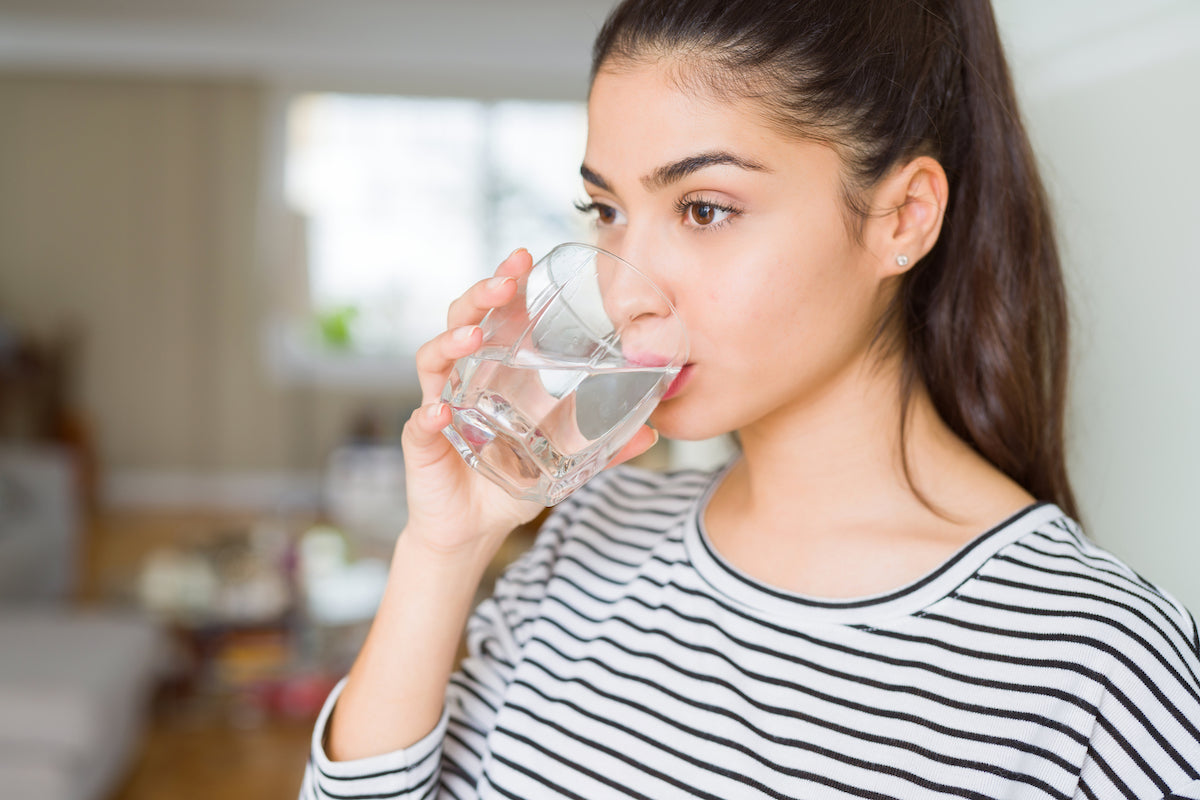 Immunabwehr: Frau trinkt ein Glas Wasser