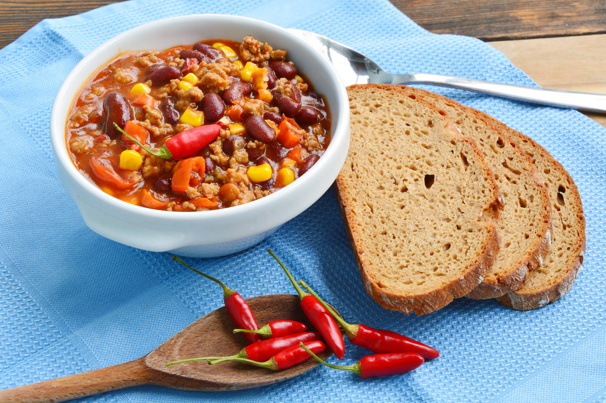 Tipps gegen Hitze: Eine Schüssel Chili con carne mit zwei Scheiben Brot