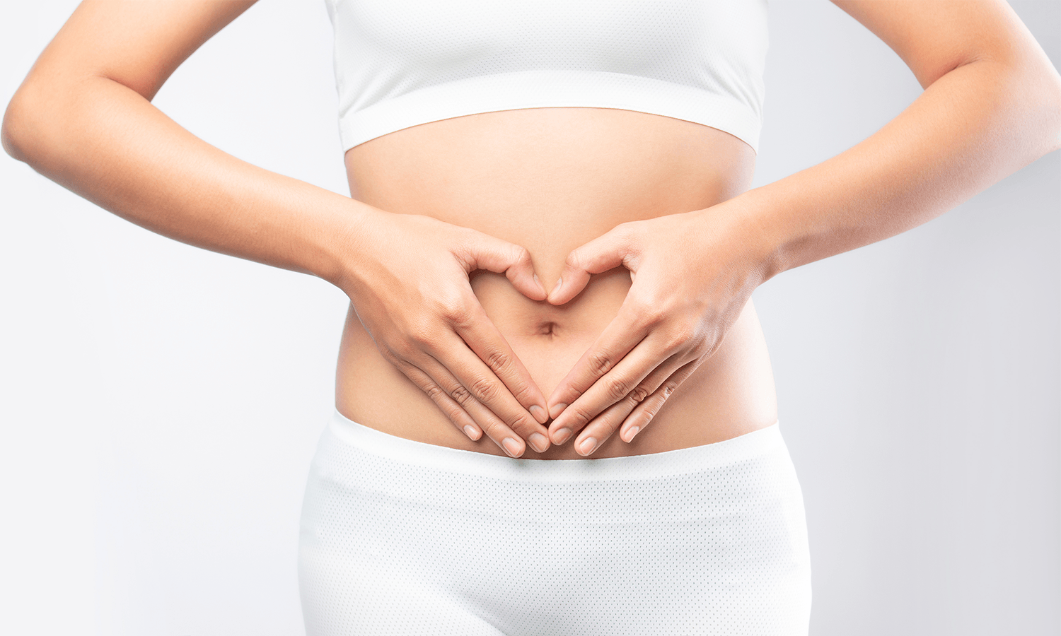 Immunabwehr: Frau formt mit ihren Händen ein Herz vor ihrem Bauch