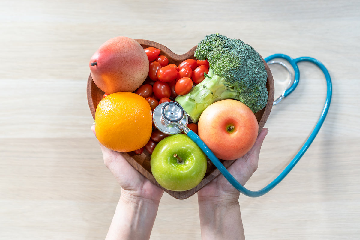 Ernährungsformen: DASH-Diät - Obst und Gemüse in einer herzförmigen Schale