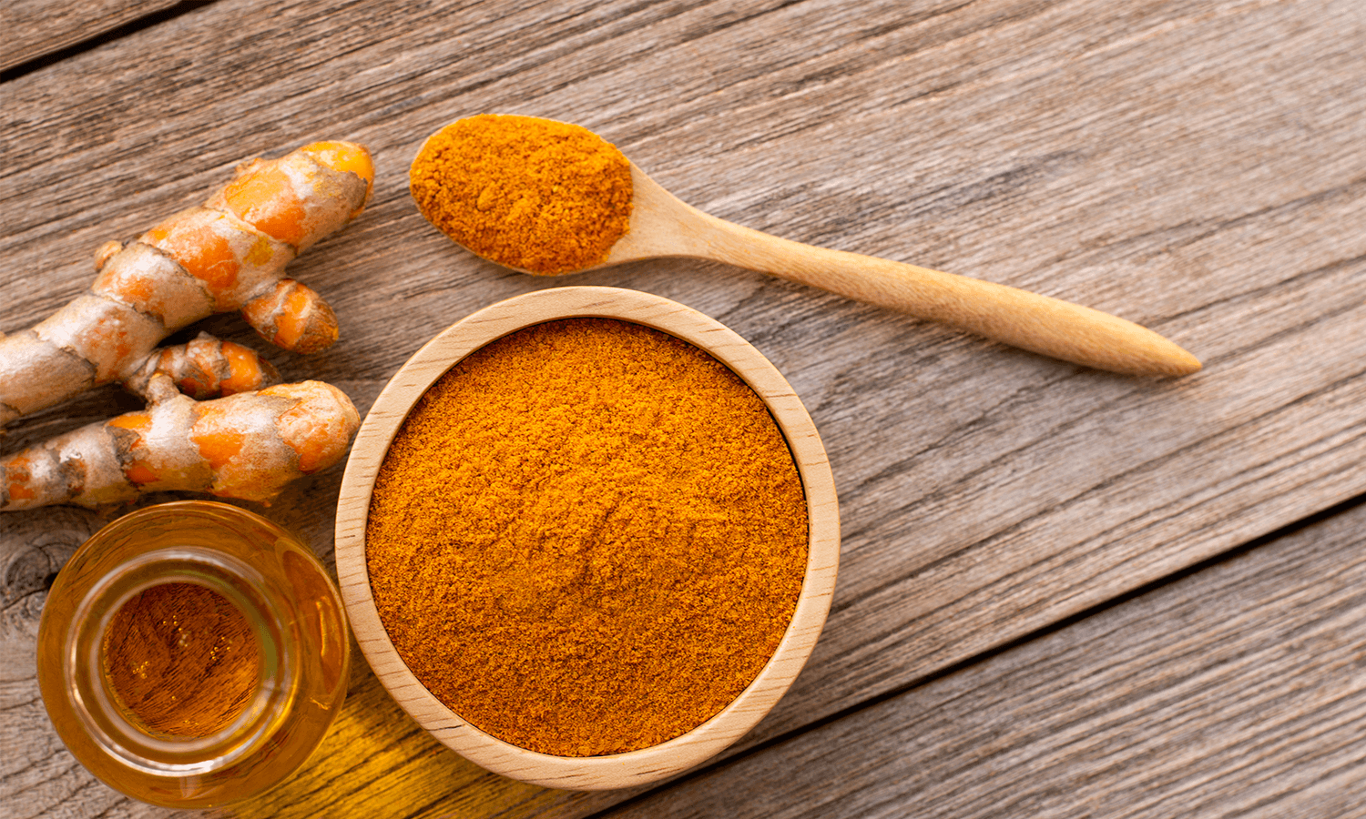 Die richtige Ernährung bei Arthrose: Kurkuma Pulver und Knolle